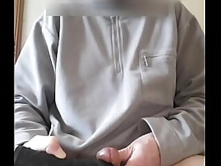 je me caresse le frein de la bite avec mon gode vibro, belle éjaculation,