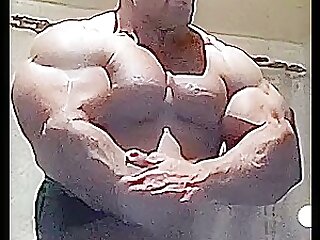 MASSIXMAN - Massive Muscleman…
