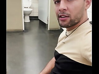 Mamando a rola do pedreiro da obra até o macho jorrar leitinho