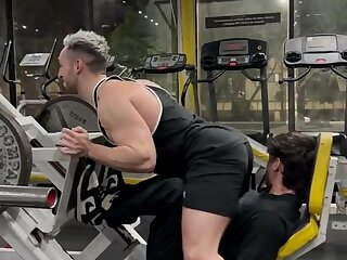 Soft facesitting in the gym (not mine) - ThisVid.com