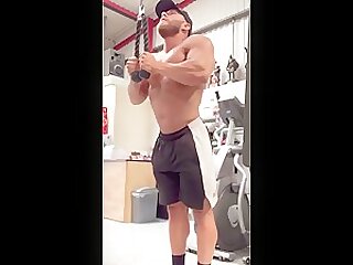 BODYBUILDER PANTSED IN PUBLIC
