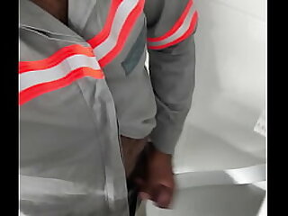 Trabalhador cola&ccedil;&atilde;o a rola pra fora do uniforme e come&ccedil;a a bater uma e come&ccedil;a a bater uma