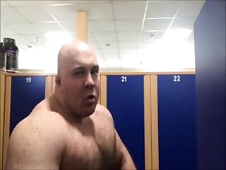 Powerlifter muscle bear's pec bouncing