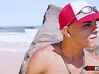 Mega orgia dos novinhos na praia&excl;