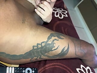 Mamando o pauzudo tatuado&period;