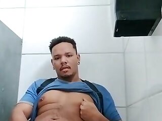 Punheta no banheiro público