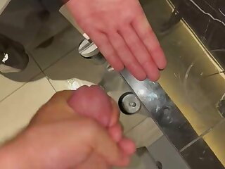 Sborra su mano amica nei bagni del centro commerciale a Milano