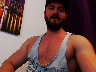 Sexy musscle performer on cam