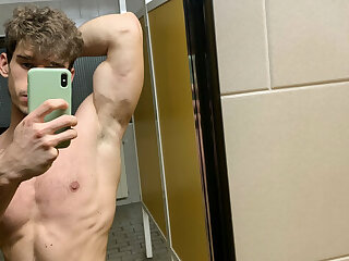 261 Italian muscle hunk Federico fede_21 onlyfans wank off porn