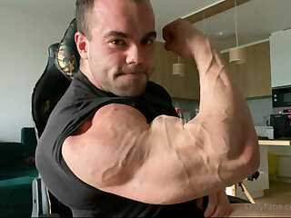 198 Massive bodybuilder Pavel Červinka zeecko onlyfans porn