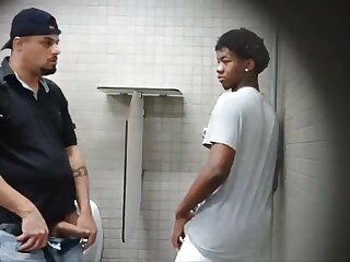 Espiando rolas macho no banheiro