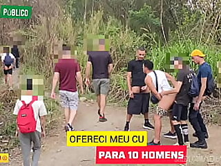 LEVEI 2 AMIGOS HÉTEROS PARA FODER MEU CU EM PÚBLICO, ONDE HOMENS COSTUMAM FAZER CAMINHADA. ENQUANTO CADA UM SE RESERVA PARA COMER MEU CU, UMA PLATEIA DE HOMENS OBSERVA E SE MASTURBAL.