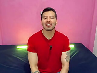 Militar musculoso dotado pre&ntilde;a el culo de un jovencito twink universitario&excl; Relato sexual