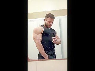 Michal Chrabolowski Huge Bicep Vein