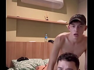 AMIGO DA FACULDADE VEIO FAZER UM TRABALHO. TESÃO SUBIU E COMI O CUZINHO LISINHO E APERTADO DELE.