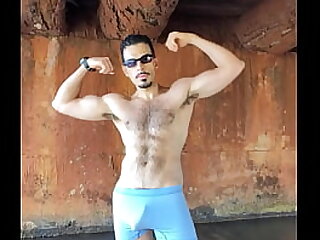 Tomei banho no rio e fiquei de pau duro