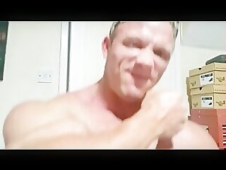 Muscle stud flexes