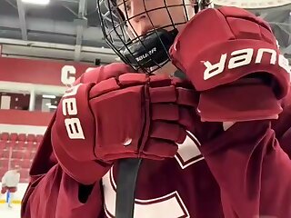 Having some fun with the hockey team asking them some questions. Tiktok @colgatemih