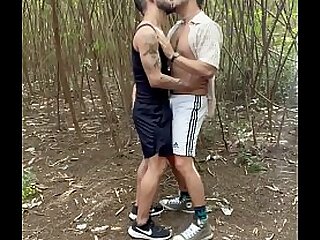 TATUADO PENTELHUDO SE PEGARAM NO TERRENO ABANDADO