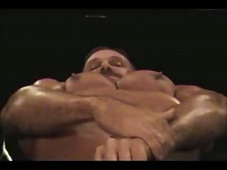 HOT PECS & NIPPLES !