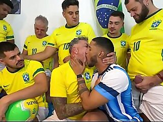 YURI GA&Uacute;CHO - SURUCOPA - GANGBANG NO RITMO DA COPA - JOGADORES DOTADOS ENTRANDO COM BOLA E TUDO&excl;