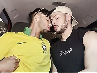 Levei o novinho pauzudo dar uma volta de carro e e ele acabou leitando me cu e me fazendo de puta