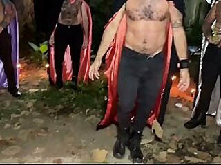 ORGIA NO HALOWEEN BRUXOS EM A&Ccedil;&Atilde;O FAZENDO SEXO